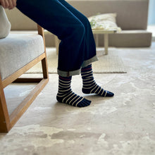 Load image into Gallery viewer, シルクメランジ 5本指アクセントラフボーダー クルー丈ソックス 23-25cm