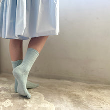 Load image into Gallery viewer, シルクメランジ 5本指クルー丈ソックス 23-25cm
