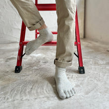 Load image into Gallery viewer, シルクメランジ5本指ミドル丈ソックス 25-27cm