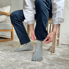 Load image into Gallery viewer, シルクメランジ5本指クルー丈ソックス 25-27cm