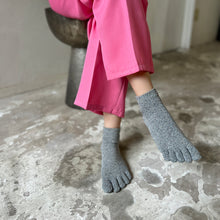 Load image into Gallery viewer, シルクメランジ5本指ショート丈ソックス 23-25cm