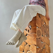 Load image into Gallery viewer, シルクメランジ5本指ショート丈ソックス 23-25cm