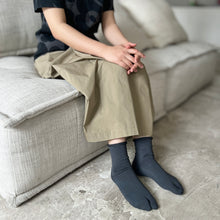 Load image into Gallery viewer, ルミナスシルク 履口ゆったり足袋クルー丈ソックス 23-25cm