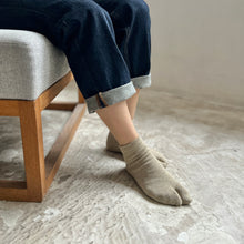 Load image into Gallery viewer, シルクメランジ足袋ショート丈ソックス 23-25cm