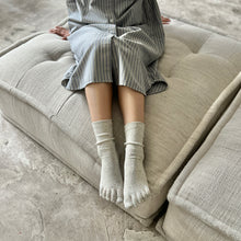 Load image into Gallery viewer, シルクメランジ5本指クルー丈ソックス 23-25cm