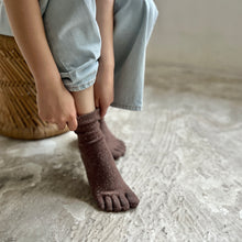 Load image into Gallery viewer, シルクメランジ5本指クルー丈ソックス 23-25cm