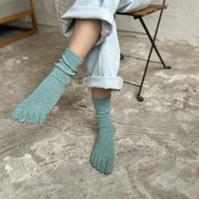 Load image into Gallery viewer, シルクメランジ5本指クルー丈ソックス 23-25cm