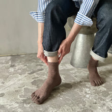 Load image into Gallery viewer, シルクメランジ5本指ミドル丈ソックス 25-27cm