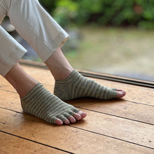Load image into Gallery viewer, かすり染めリネン/シルク指先フリー5本指スニーカー丈ソックス 25-27cm
