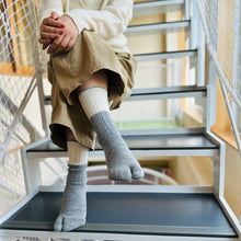 Load image into Gallery viewer, ベビーアルパカ足袋ケーブル柄2色切替クルー丈ソックス 23-25cm