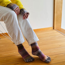 Load image into Gallery viewer, ウールかすり染め5本指クルー丈ソックス 23-25cm
