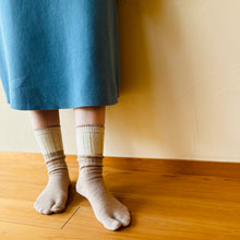 Load image into Gallery viewer, ベビーアルパカ足袋ケーブル柄2色切替クルー丈ソックス 23-25cm