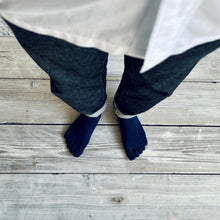 Load image into Gallery viewer, メリノウール藍染 5本指クルー丈ソックス 25-27cm