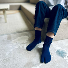 Load image into Gallery viewer, メリノウール 藍染 足袋クルー丈ソックス 25-27cm