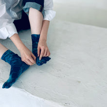 Load image into Gallery viewer, メリノウール 藍染 5本指クルー丈ソックス 23-25cm