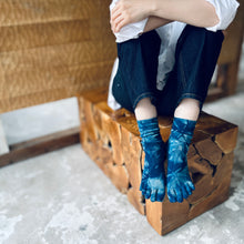 Load image into Gallery viewer, メリノウール 藍染 5本指クルー丈ソックス 23-25cm