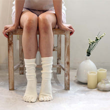 Load image into Gallery viewer, なめらかシルク無地5本指クルー丈 ルームソックス(滑り止め付き) 23-25cm