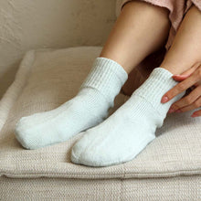 Load image into Gallery viewer, なめらかシルク無地ショート丈 ルームソックス(滑り止め付き) 23-25cm
