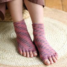 Load image into Gallery viewer, かすり染めリネン/シルク指先フリー5本指ショート丈ソックス 23-25cm