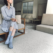 画像をギャラリービューアに読み込む, ルミナスシルク 5本指クルー丈ソックス  23-25cm