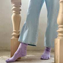 画像をギャラリービューアに読み込む, ルミナスシルク 5本指クルー丈ソックス  23-25cm