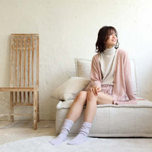 Load image into Gallery viewer, なめらかシルク無地5本指クルー丈 ルームソックス(滑り止め付き) 23-25cm