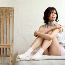 Load image into Gallery viewer, なめらかシルク無地ショート丈 ルームソックス(滑り止め付き) 23-25cm