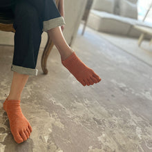 Load image into Gallery viewer, リネン/シルク 5本指スニーカー丈ソックス 25-27cm