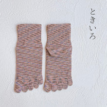 Load image into Gallery viewer, リネン・シルク かすり染め 5本指 ミドル丈ソックス 25-27cm
