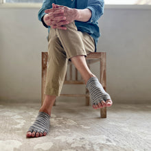 Charger l&#39;image dans la galerie, Chaussettes en lin/soie teintes Kasuri Fingertip free 5-toe longueur sneaker 25-27cm
