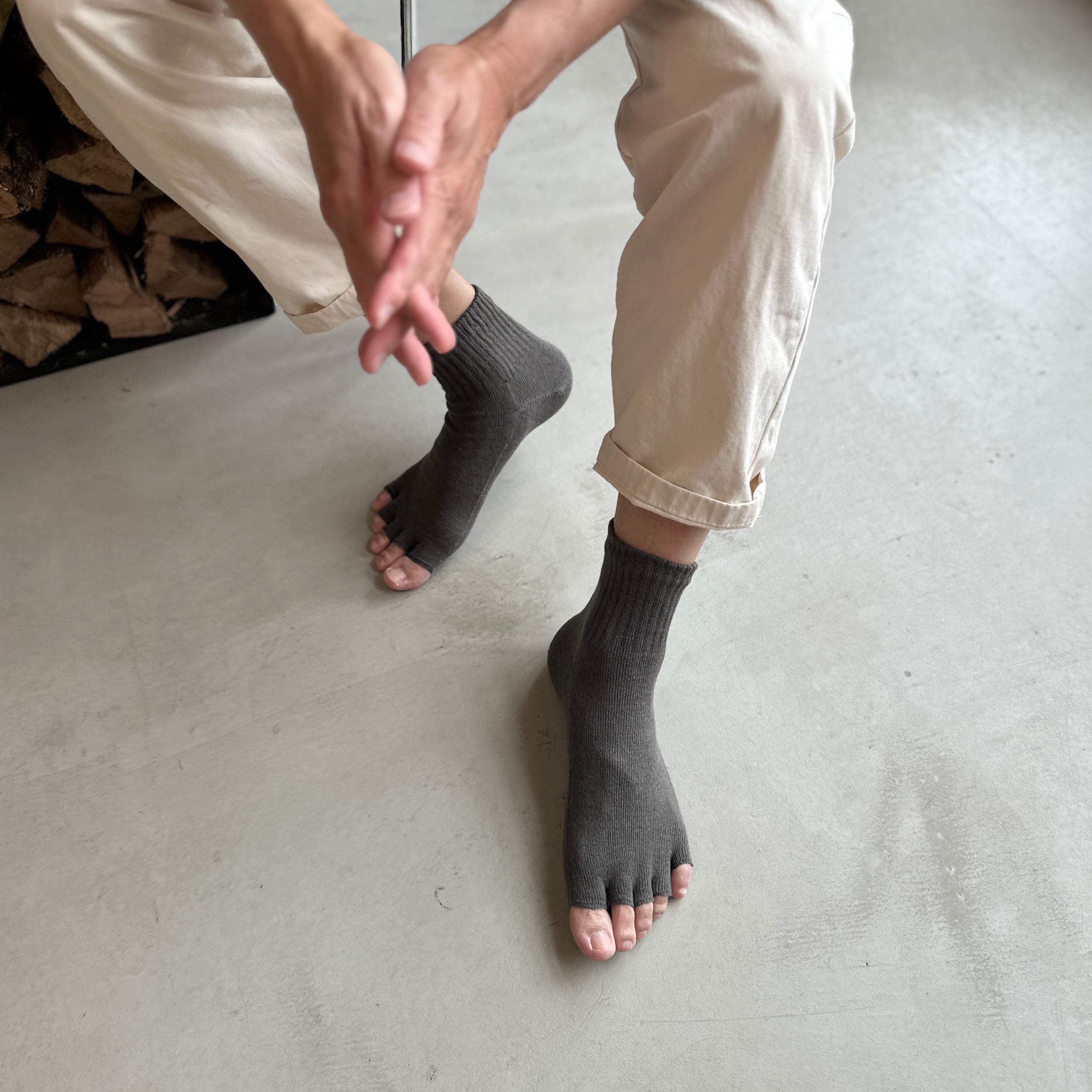 リネン・シルク 5本指 指先フリー ミドル丈ソックス 25-27cm