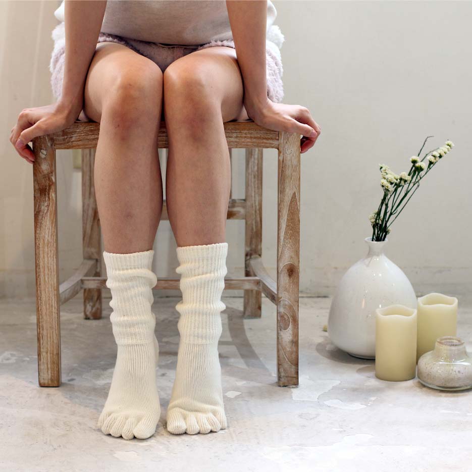 Chaussettes de chambre unies en soie lisse à 5 doigts (avec antidérapant) 23-25cm
