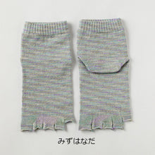 Charger l&#39;image dans la galerie, Chaussettes courtes 5 orteils en lin/soie teints Kasuri 23-25cm
