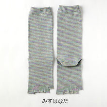 Charger l&#39;image dans la galerie, Chaussettes en lin/soie teintes Kasuri sans bout de doigt 5 orteils 23-25 ​​cm
